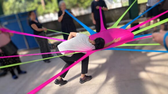 Când dansul încetinește orașul: Gravity Break deschide un laborator de cercetare coregrafică între apă, corp și spațiul public