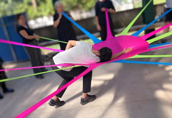 Când dansul încetinește orașul: Gravity Break deschide un laborator de cercetare coregrafică între apă, corp și spațiul public Când dansul încetinește orașul: Gravity Break deschide un laborator de cercetare coregrafică între apă, corp și spațiul public