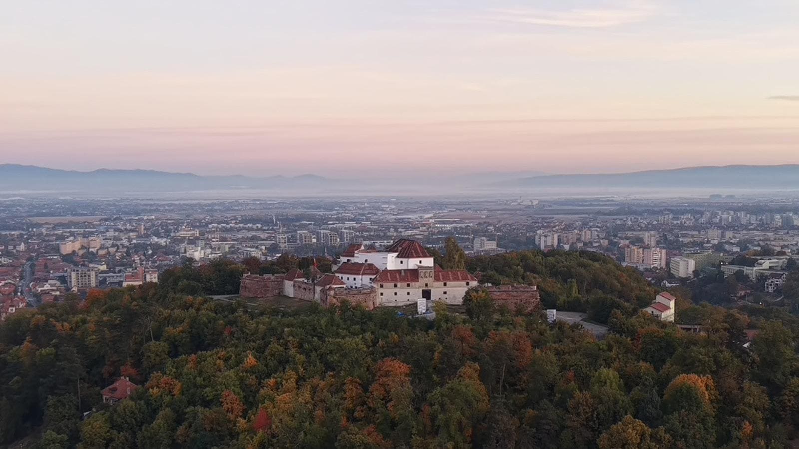 Primăria Brașov anunță lucrări pentru a opri degradarea Cetățuii de pe Dealul Straja