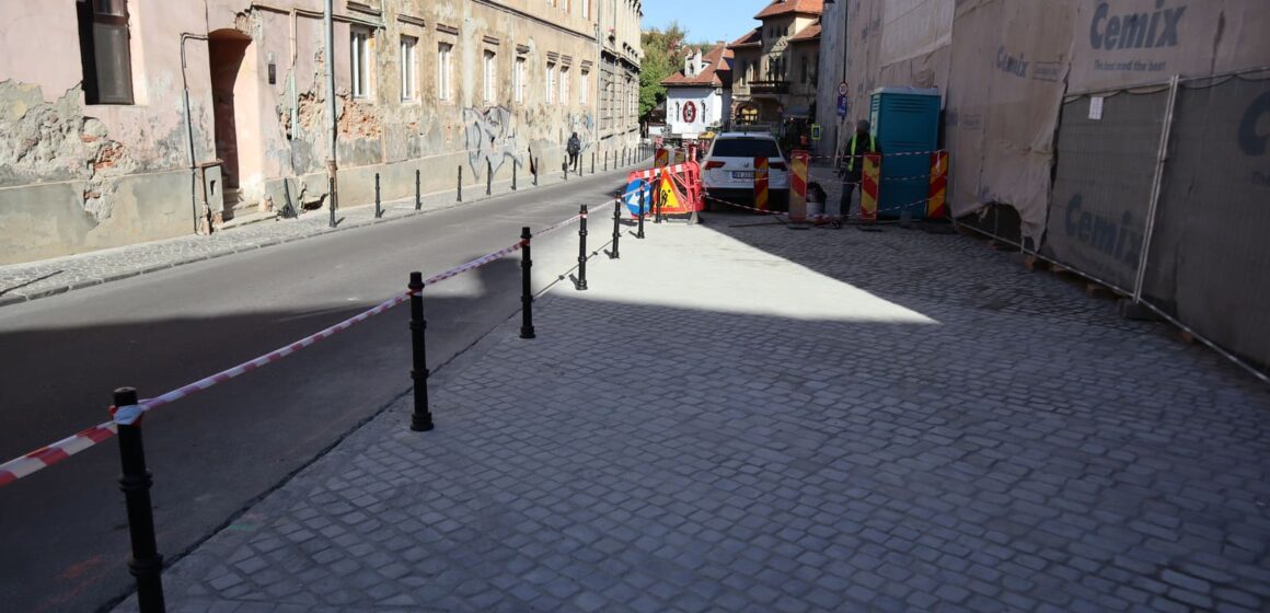 Primăria Brașov lărgește un trotuar pe strada Grigoraș Dinicu
