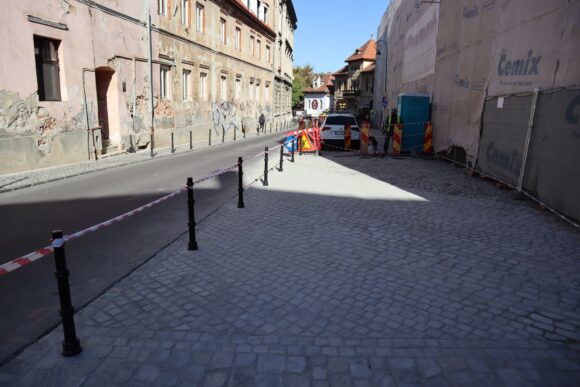 Primăria Brașov lărgește un trotuar pe strada Grigoraș Dinicu