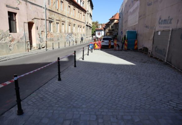 Primăria Brașov lărgește un trotuar pe strada Grigoraș Dinicu Primăria Brașov lărgește un trotuar pe strada Grigoraș Dinicu