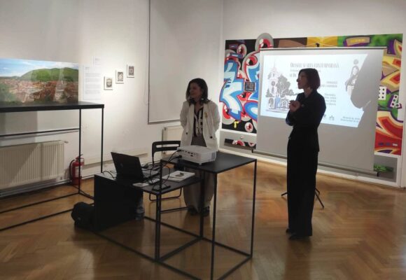 Orașele și arta contemporană. Schimbări și adaptări – Conferință dr. Mihaela Ion | Un dialog despre locul artei contemporane în societatea românească Orașele și arta contemporană. Schimbări și adaptări – Conferință dr. Mihaela Ion | Un dialog despre locul artei contemporane în societatea românească