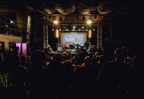 M | Muzică, vampiri și blues psihedelic: din culisele Transilvania Blues și ale fenomenului Blüesferatü M | Muzică, vampiri și blues psihedelic: din culisele Transilvania Blues și ale fenomenului Blüesferatü